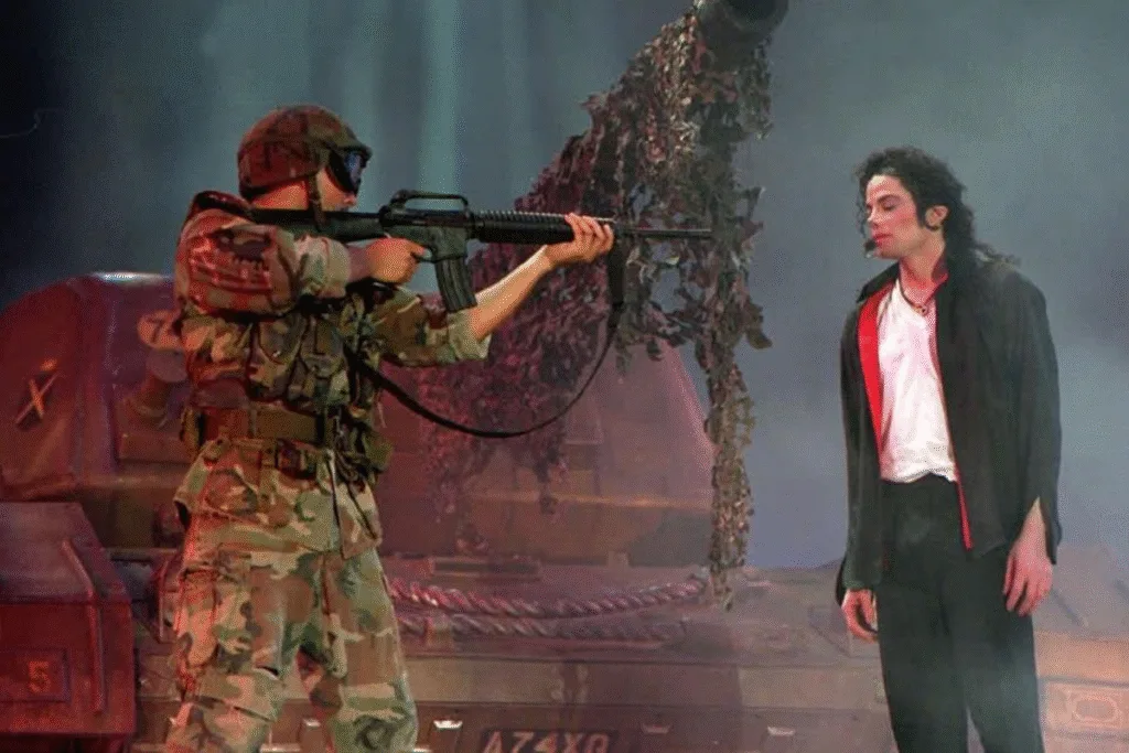 Michael-Jackson-siempre-quiso-la-paz-usuarios-recuerdan-sus-canciones-debido-a-la-guerra-1024x683 O dia em que Michael Jackson levou um Tanque de Guerra ao palco