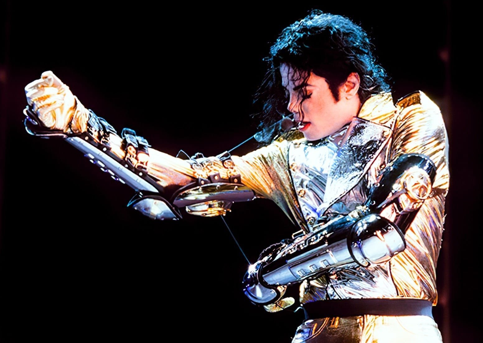 Quando o microfone desafiou o Rei: O show inesquecível de Michael Jackson em Amsterdam | Michael jackson enroscado mjbeats