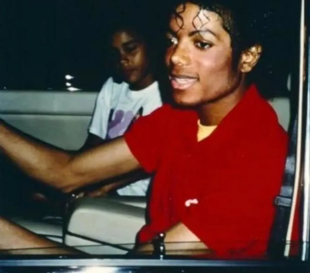 SaveClip.App_719490595_18050137898784411_3390720370276221143_n-1024x903 Com Michael Jackson no volante o perigo era constante!
