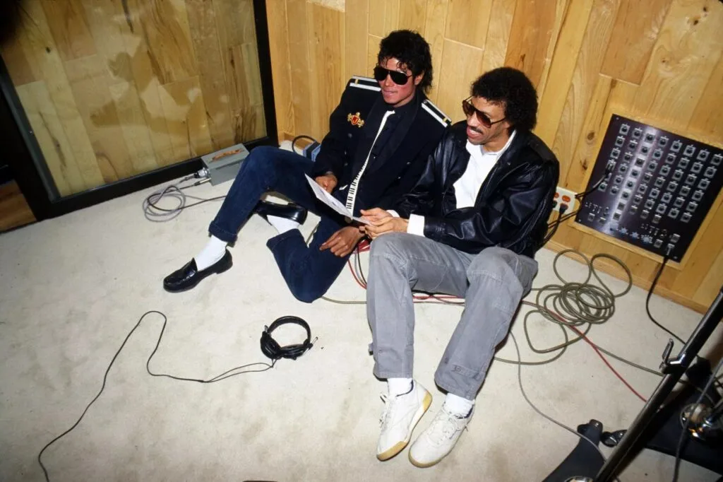 lionel-richie-and-michael-jackson-1024x682 Antes da Canção, o Caos: A inacreditável história por trás de We Are The World