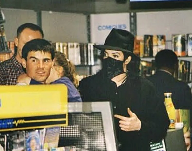 1_Qj5Hs9_DqrCpu01anM-qkg-1 Histeria, Humanidade e Música: A Noite em que Michael Jackson Entrou na Minha Loja