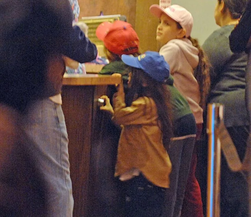 1_wHx4W23ro3bS9jm1UnvAZA Por que os filhos de Michael Jackson usavam máscaras?
