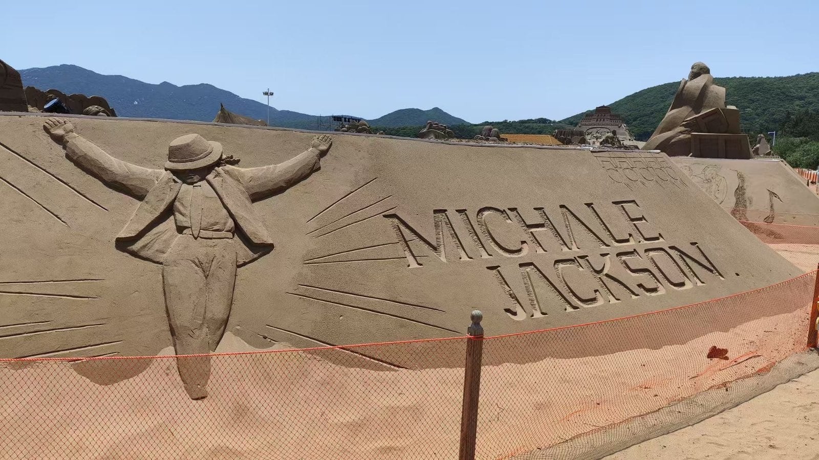 Michael Jackson em escultura de areia na China.