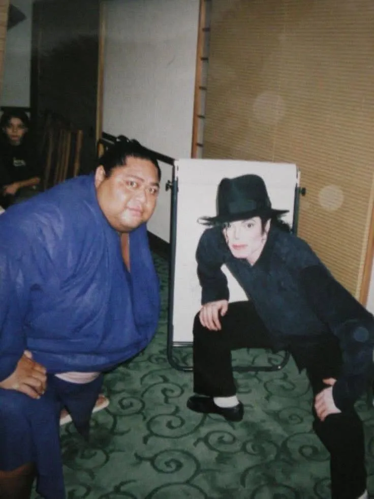 623270723_122118337083093436_7030073023598672847_n Michael Jackson e o encontro inusitado com um lutador de Sumô