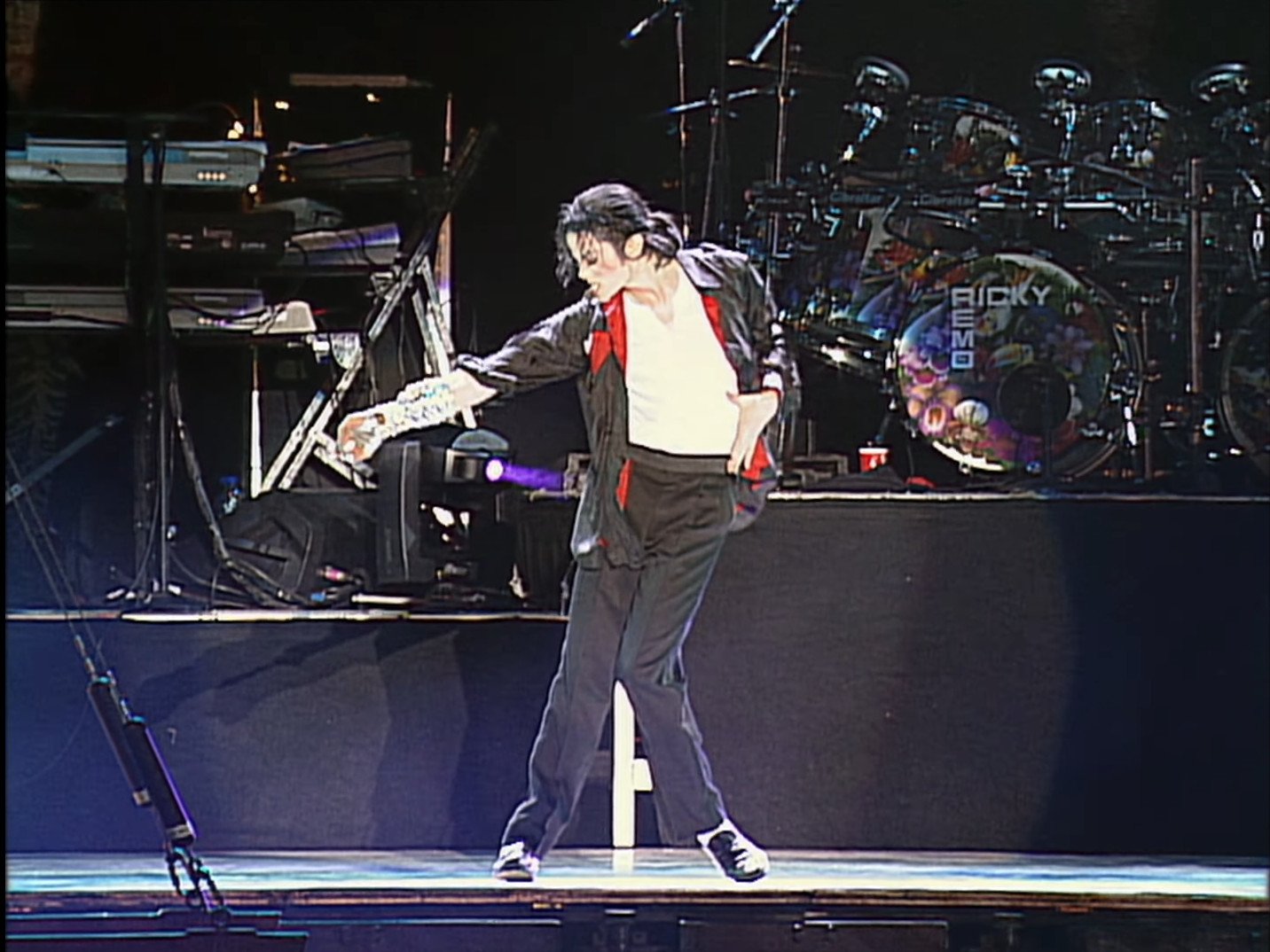 Captura do vídeo em 4K de Michael Jackson no concerto beneficente "MJ & Friends", 1999.
