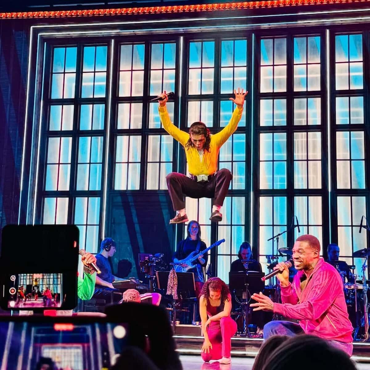 Oxa pula da "torradeira" no final de "MJ: Das Musical", em Hamburgo, na Alemanha.