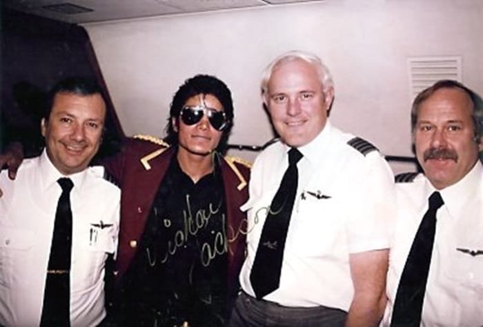 michael-jackson-no-aviao-airplane-1 Piloto da Turnê 'Victory' revela o dia em que o avião de Michael Jackson foi invadido