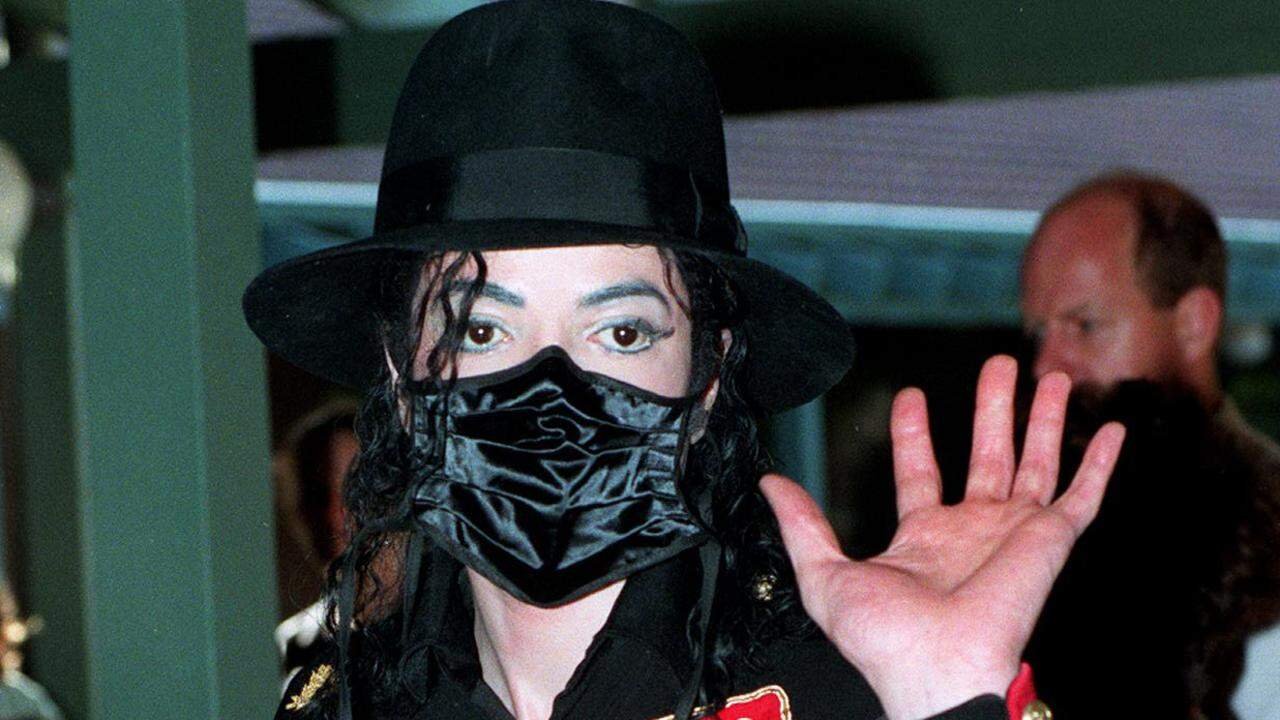 Michael Jackson em foto com máscara cirúrgica