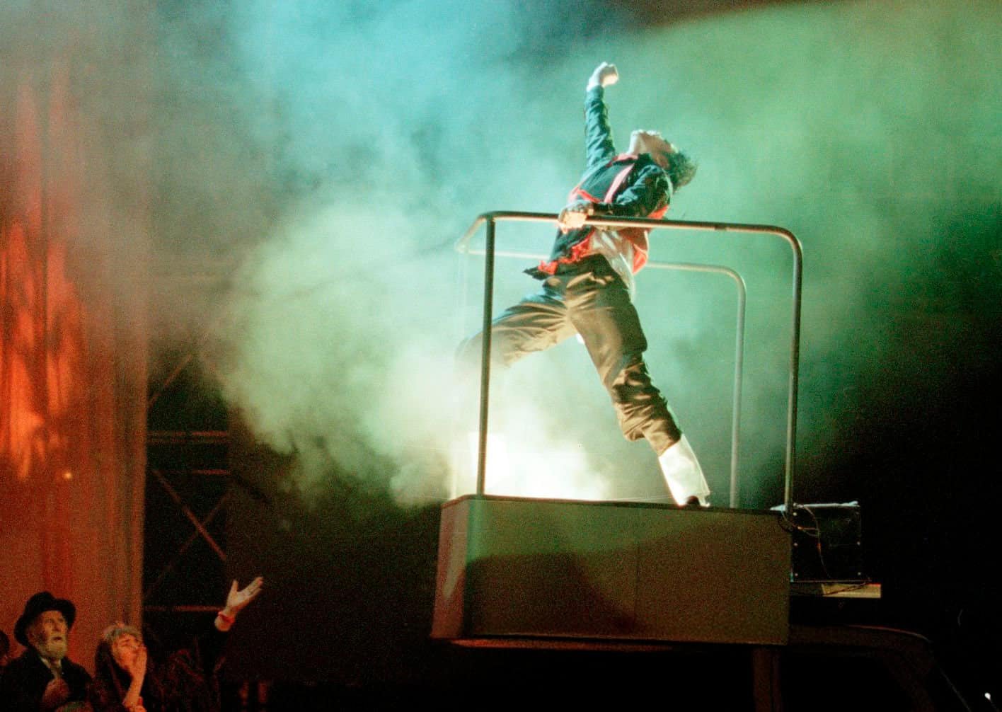 Michael Jackson interpreta "Earth Song" no World Music Awards de 1995.