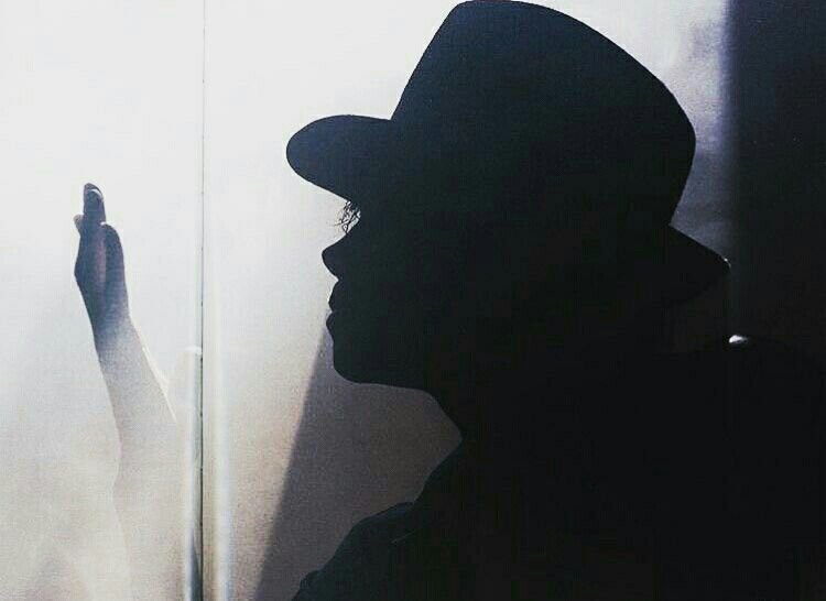 Michael Jackson in the shadow with a hat