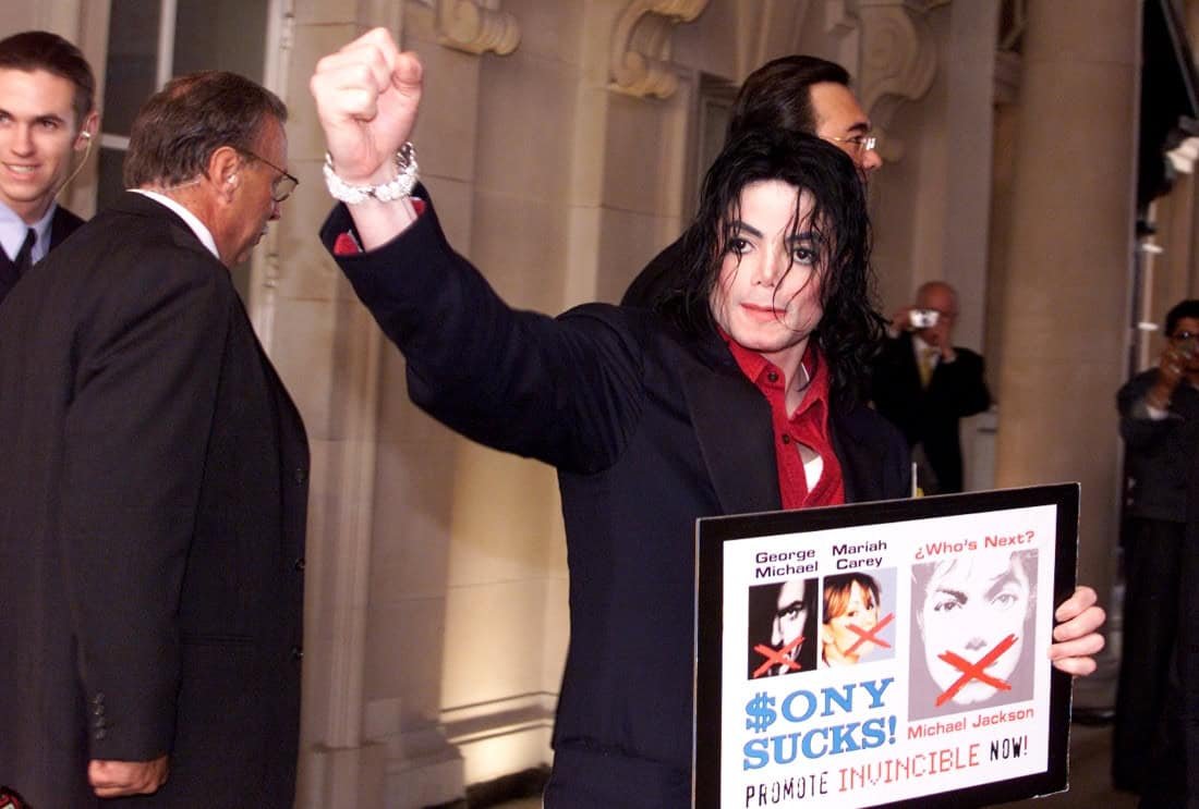 Michael Jackson protesta contra a Sony em 2002.