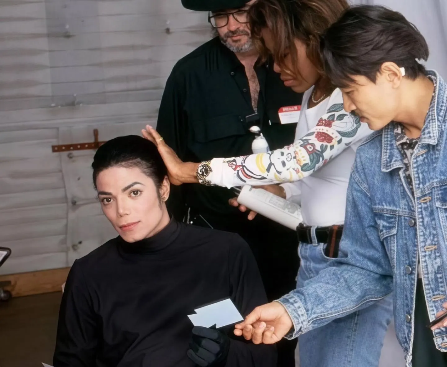 Como Michael Jackson transformava roupas em música? | SaveClip.App 639455785 17959171926051407 981230790141442430 n
