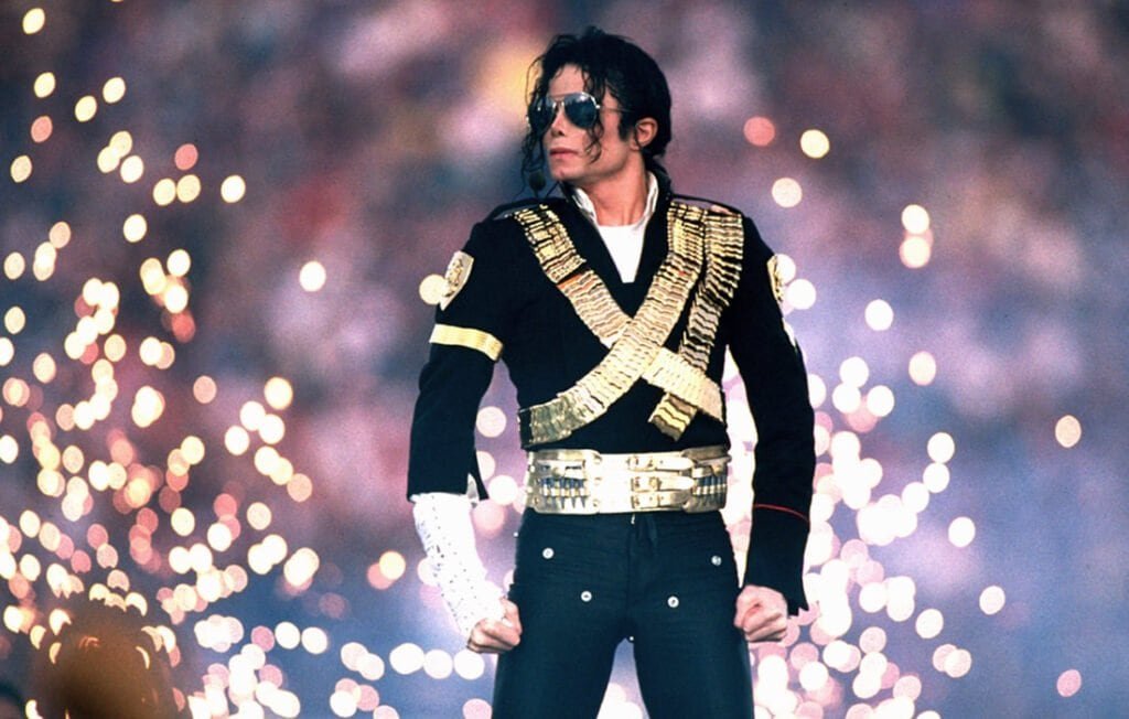 michael-jackson-pose-1993_orig-1024x652 Michael Jackson e a História por trás de HIStory: Música, Estátuas e Dor