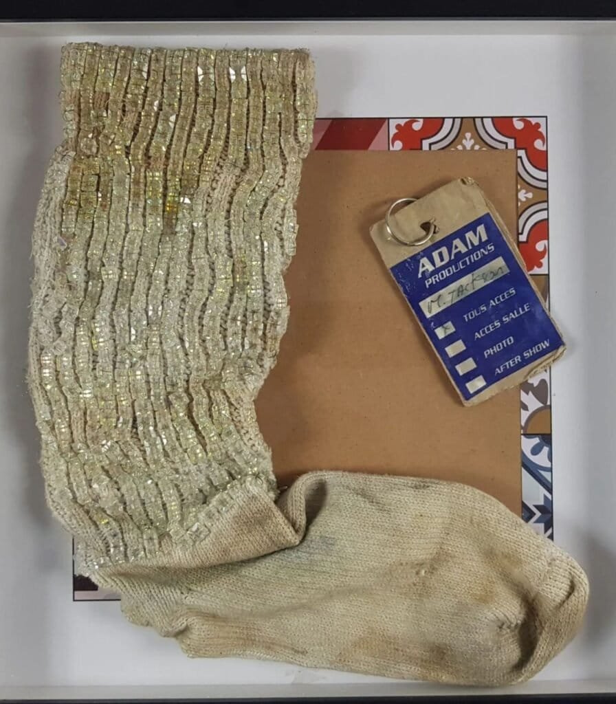 GxIXC8EXMAAutmN-896x1024 Meia usada por Michael Jackson é vendida por mais de R$ 43 mil em leilão