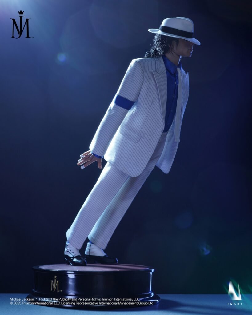 M11-819x1024 Smooth Criminal: Michael Jackson ganha nova estátua em edição de luxo