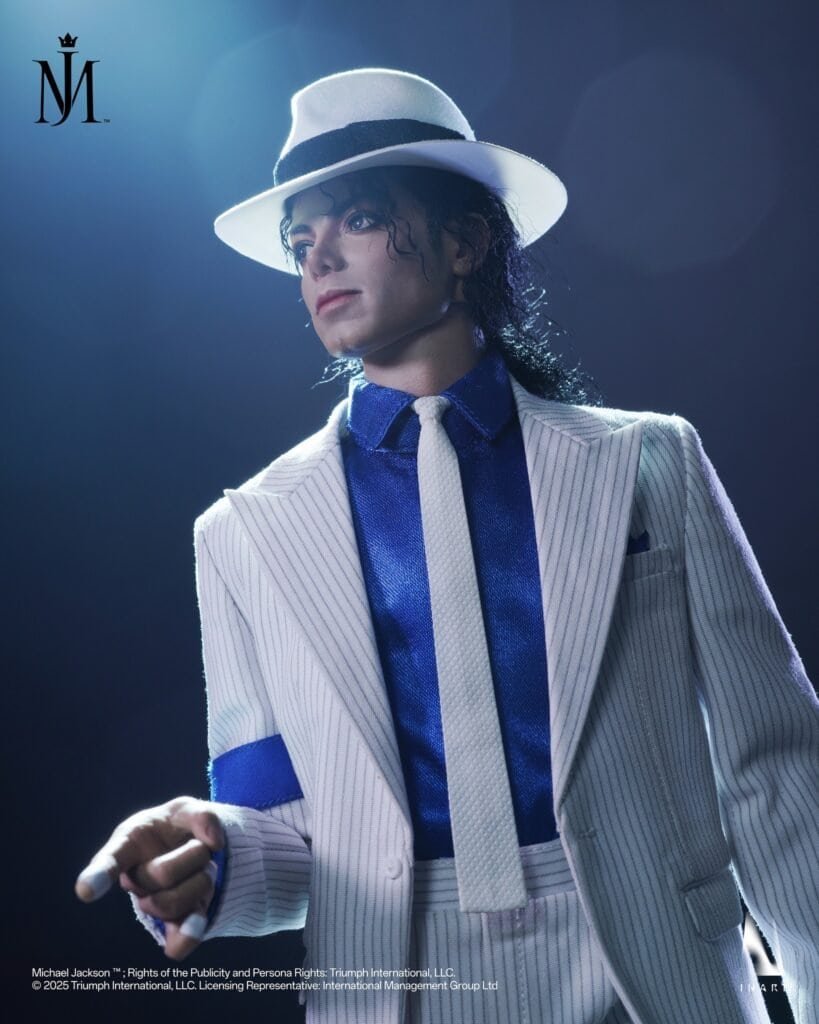 M12-819x1024 Smooth Criminal: Michael Jackson ganha nova estátua em edição de luxo