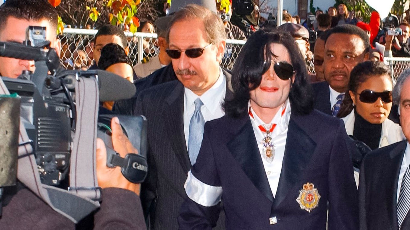 O advogado Mark Geragos e Michael Jackson deixando a corte de Santa Maria em 16 de Janeiro de 2004.
