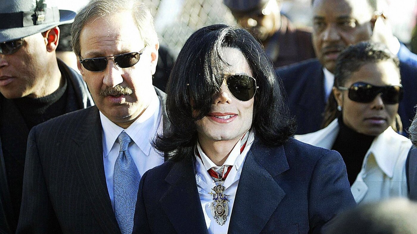 Mark Geragos e Michael Jackson em 16 de Janeiro de 2004, na Corte de Santa Bárbara.