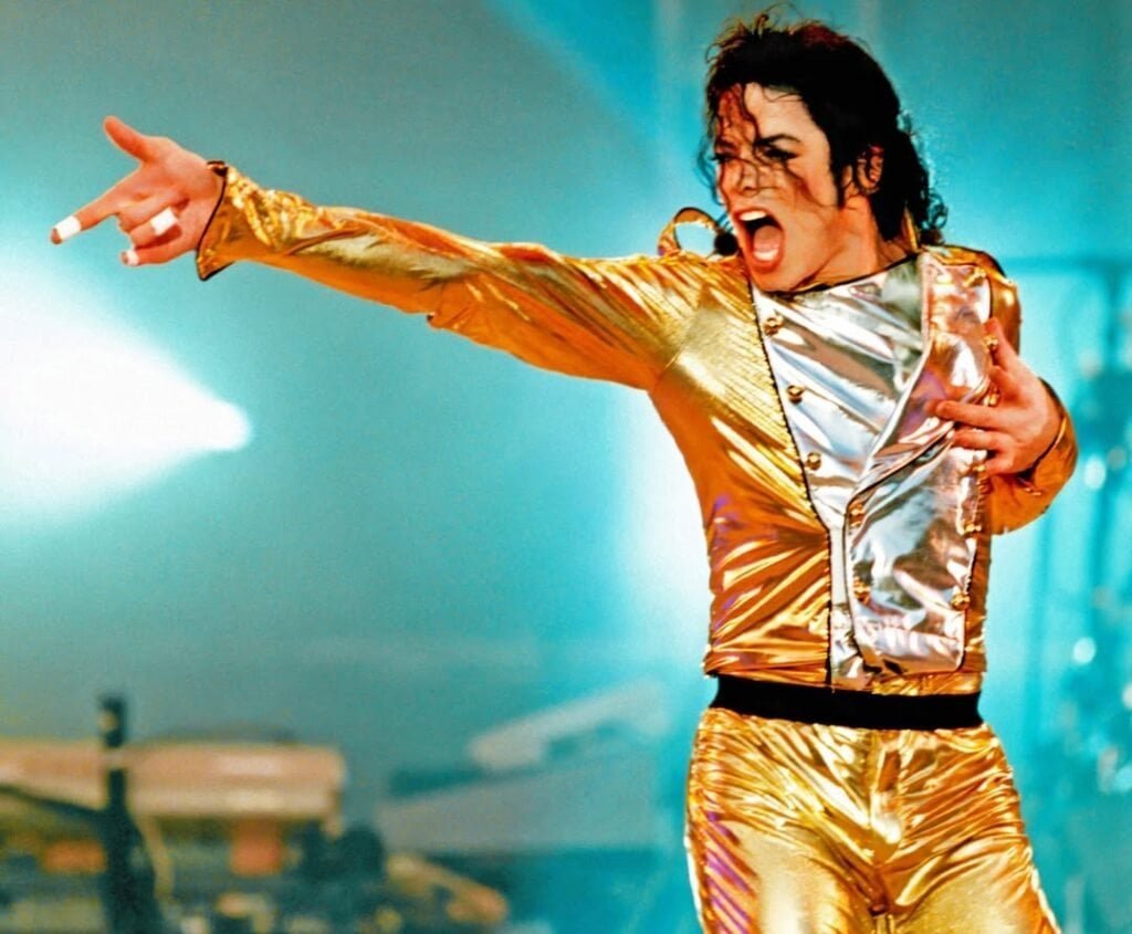 SnapInsta.to_491110982_18322554169200698_4641780668693286597_n-1024x845 Michael Jackson se torna o primeiro artista negro a atingir um império de US$ 5,4 bilhões