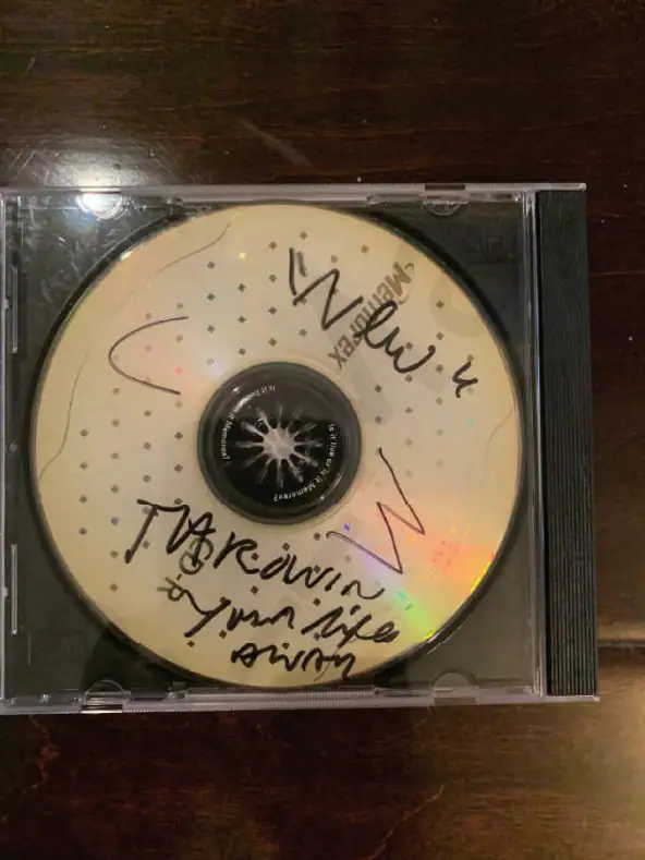 Throwingyourlifeaway2009cd Versão limpa de “Throwing Your Life Away” chega às redes