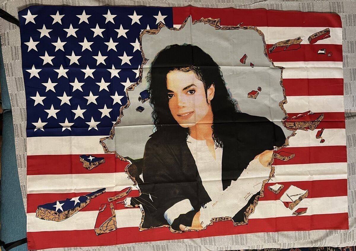 Michael Jackson: Renegado em Casa, Amado pelo Mundo | s l1200
