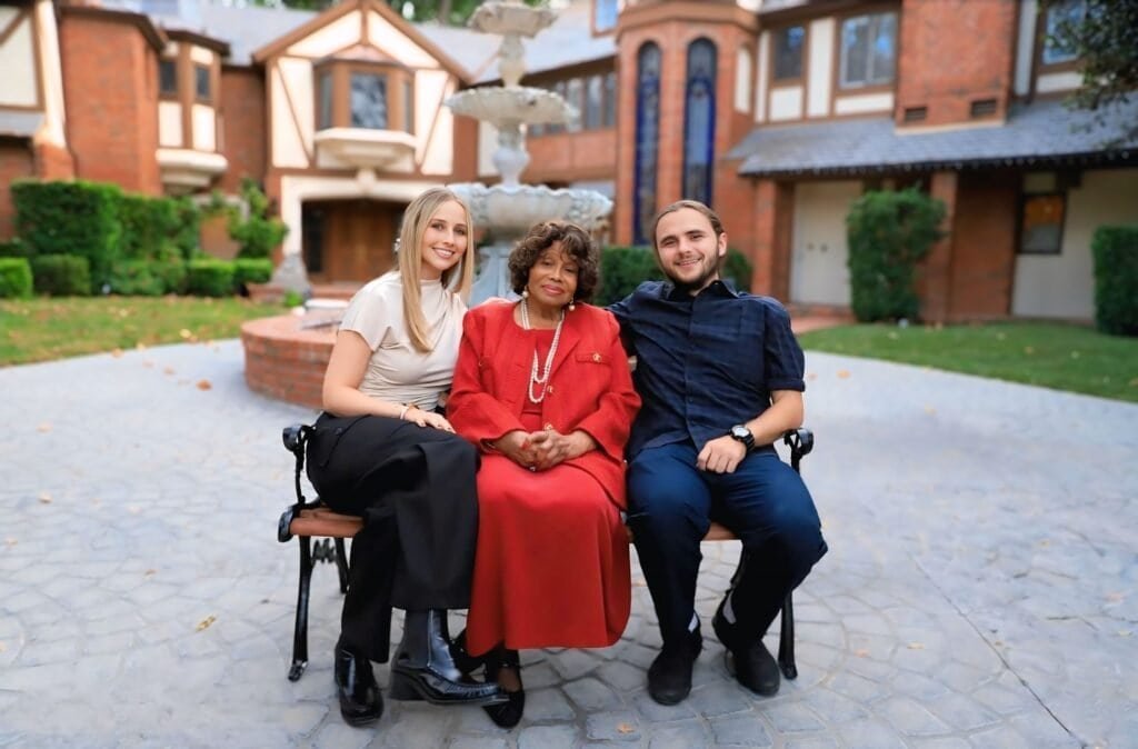 1000173100-1024x674 Nota Editorial: Filho de Michael Jackson fica noivo de Molly Schirmang