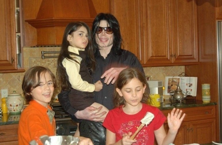 196015662_1431304520536012_4568199286476728461_n Por Trás do Rei do Pop: A História do Pai Dedicado