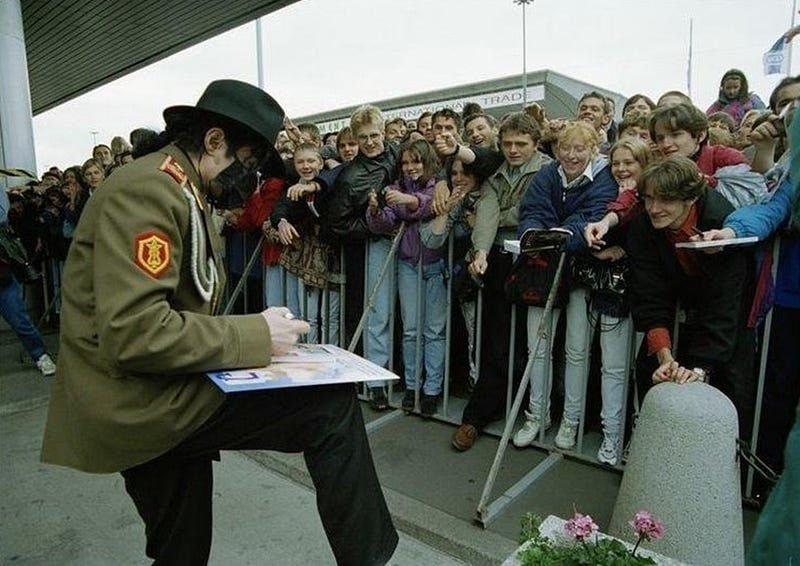 1TIhvm2UVHXyZBJkH1wfedA Michael Jackson: Por que não autografar somente ‘MJ’?