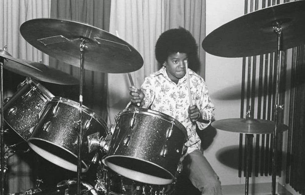 1ejDCSKx553l1lMLfz864Ug Michael Jackson tocava algum instrumento?