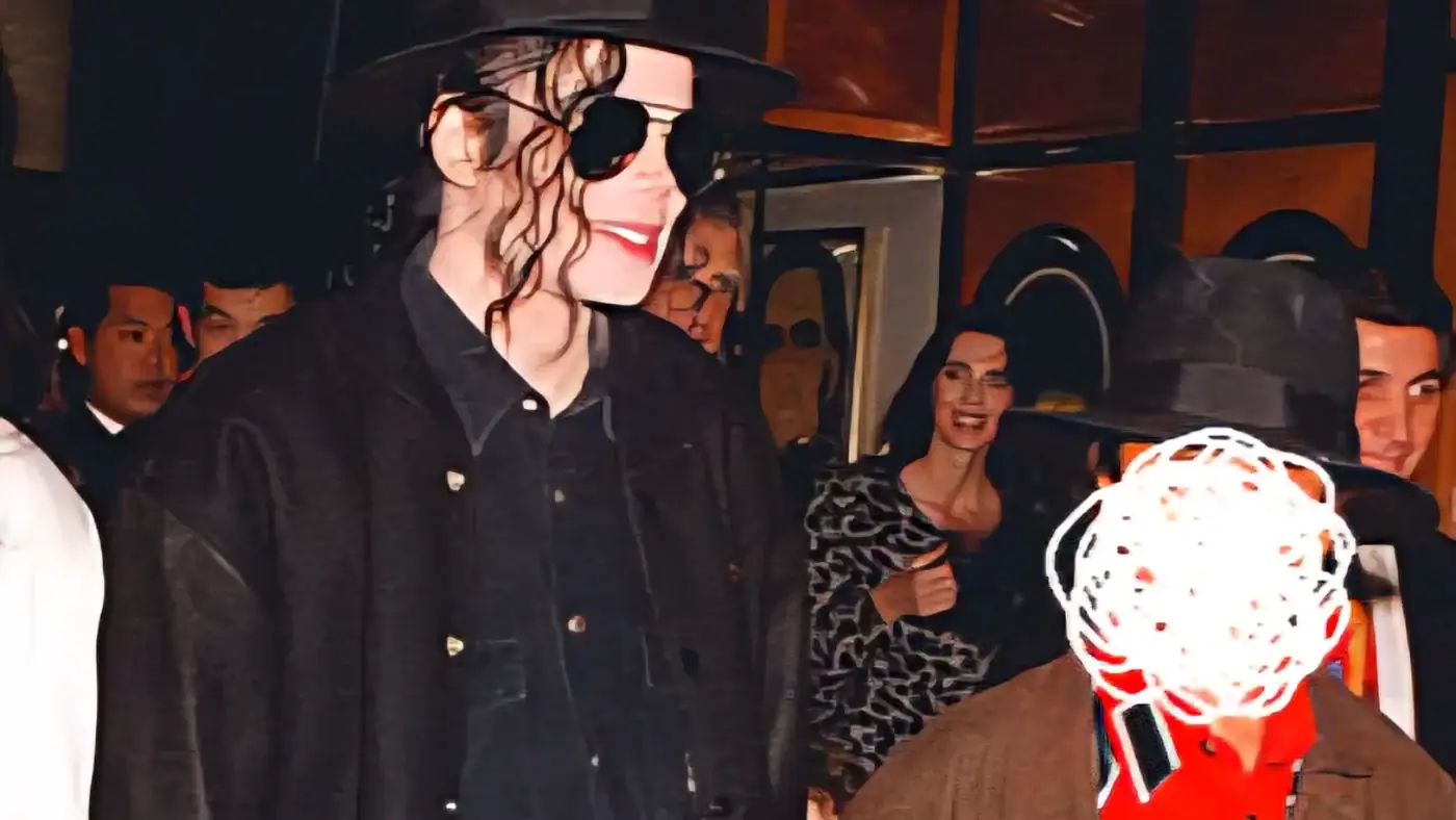 Michael Jackson em hall de hotel com Jordan Chandler, que se tornaria acusador.