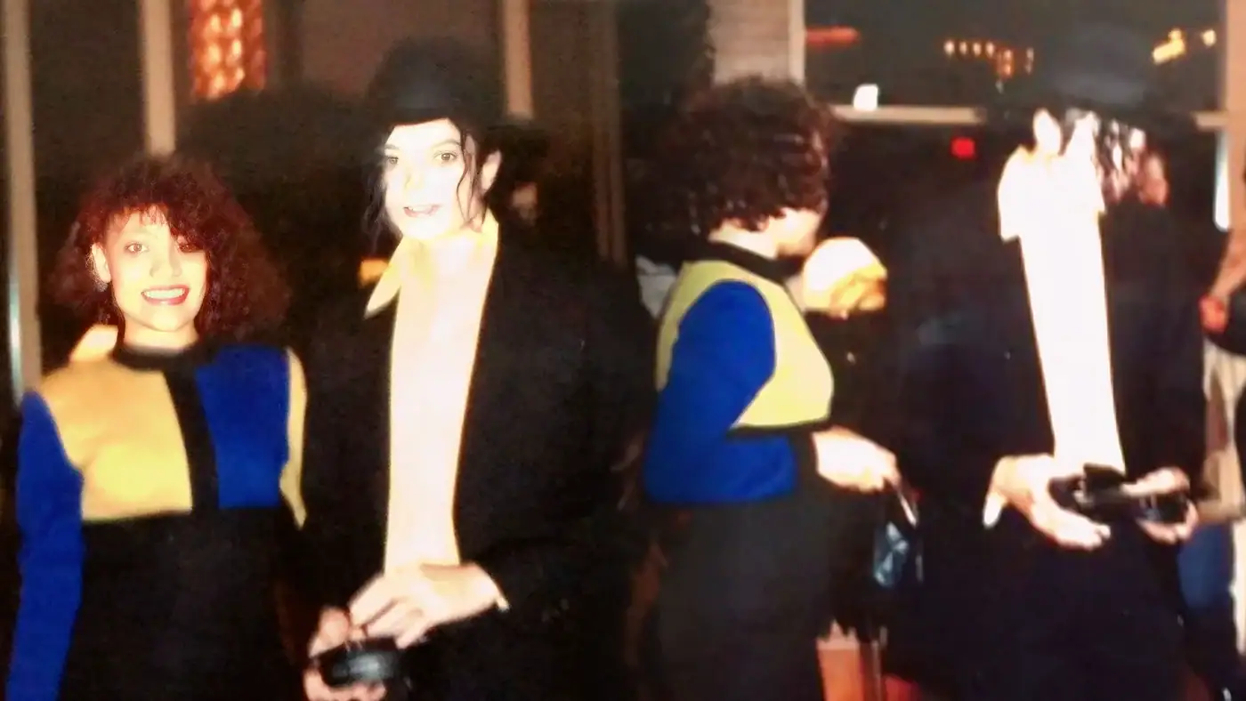 Montagem de duas fotos com Michael Jackson num hall de hotel em Los Angeles com fã. Fotos: Vanessa Roy