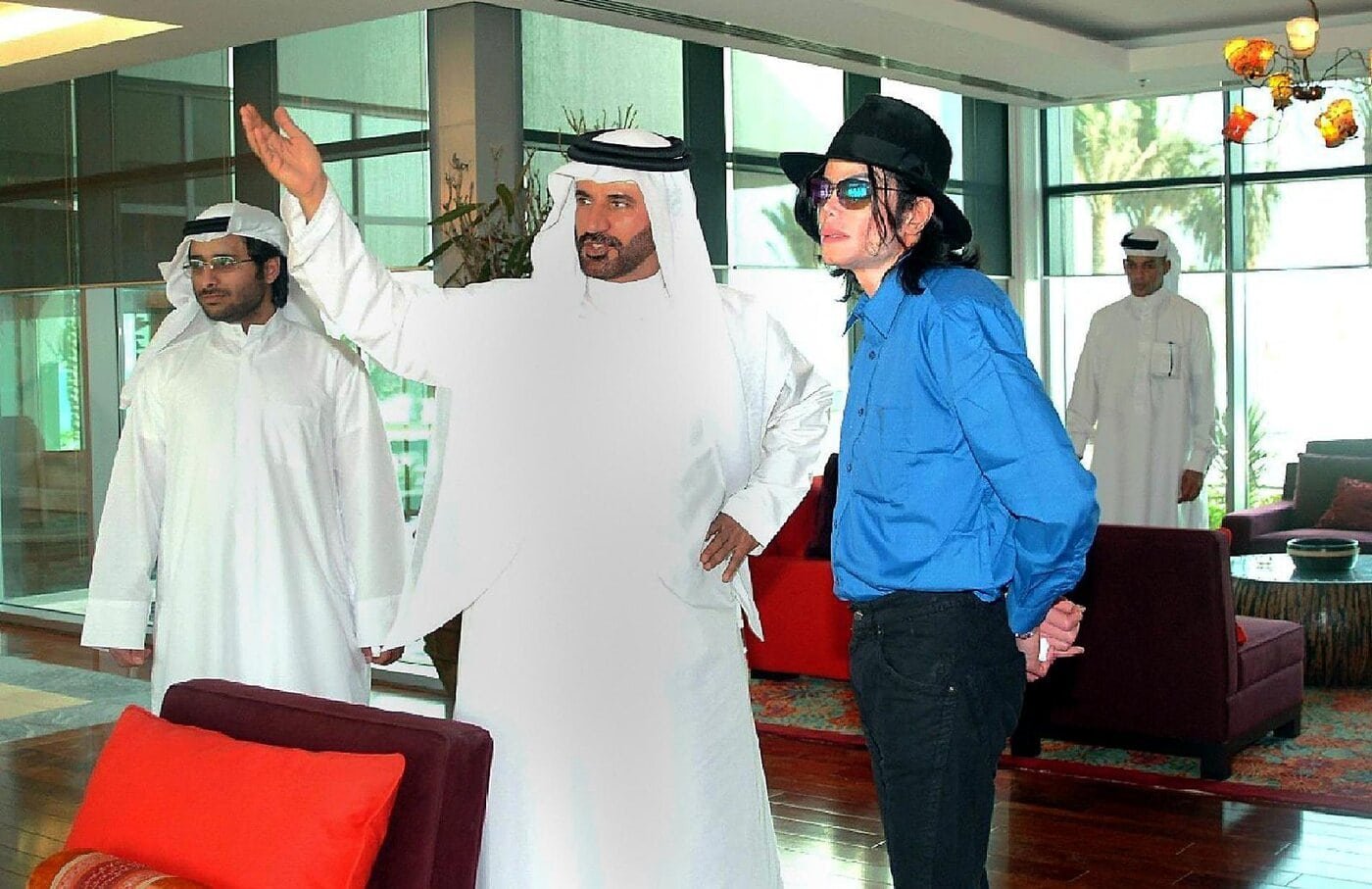 Michael Jackson chega a Dubai para uma estadia discreta no Burj Al Arab 1 Michael Jackson ao lado de Mohammed Bin Sulayem em Dubai, agosto de 2005, durante visita privada após sua chegada do Bahrein.