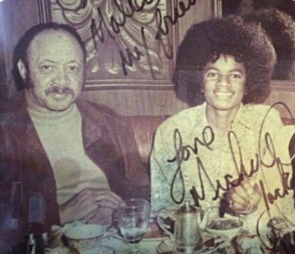 D1fCQRxW0AAm9J4 Bill Bray: O homem que Michael Jackson chamava de 'pai'