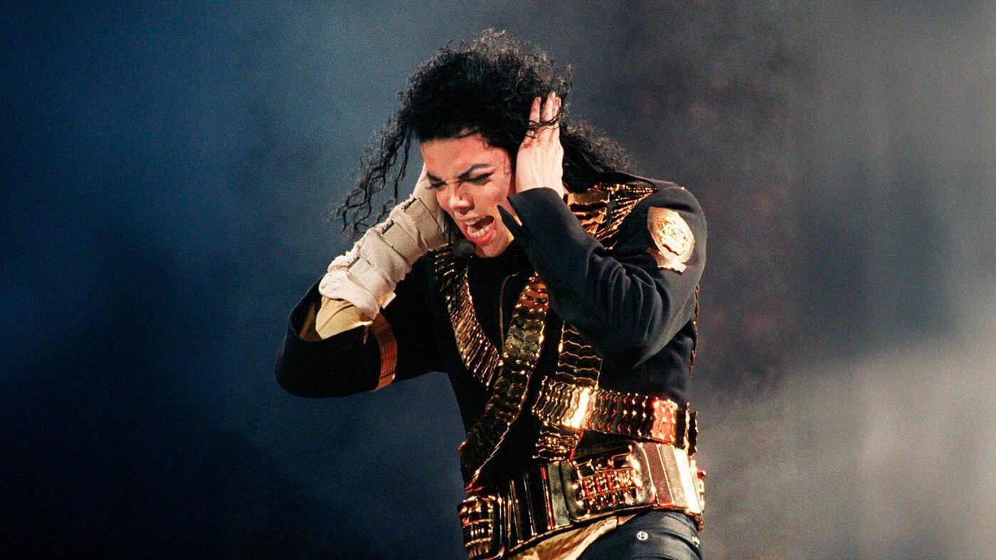 Michael Jackson no palco durante o show da Dangerous World Tour em Singapura, 29 de agosto de 1993, celebrando seu 35º aniversário diante de 50 mil fãs.