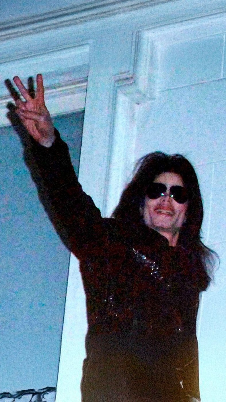 Michael-Jackson-Sighting-In-London-November-13-2006 [Opinião] BTS grava Michael Jackson. E nós, o que fazemos com isso?