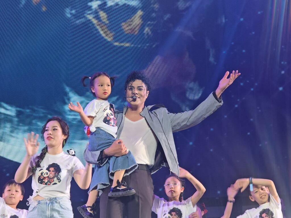 Rodrigo-Teaser-em-Chengdu-China-Setembro-de-2024-1024x768 15 de Agosto de 1993: os shows cancelados da Dangerous World Tour em Hong Kong e China