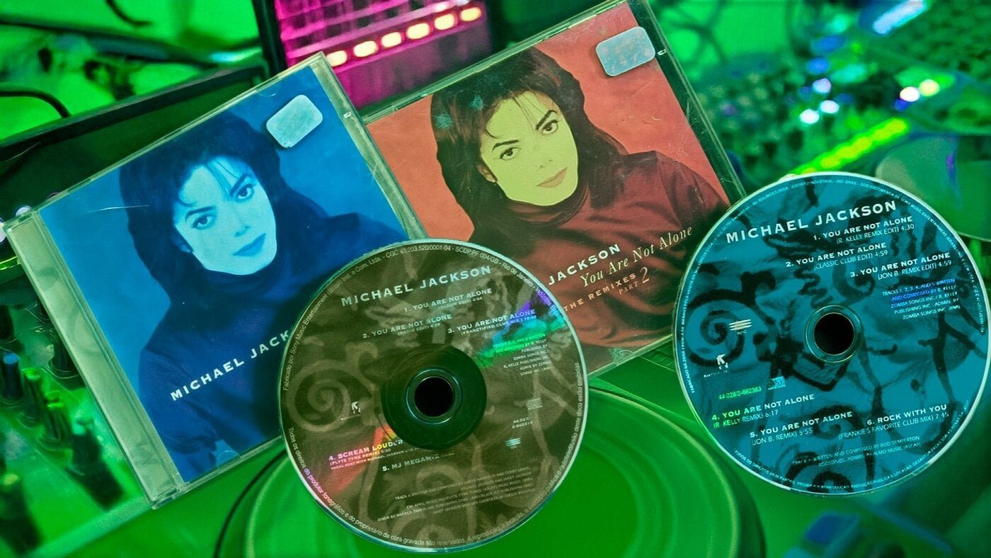 As duas partes do CD-Single de "You Are Not Alone" lançadas no Brasil