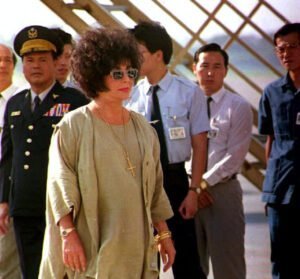 gettyimages-1933045005-2048x2048-1-300x279 30 de agosto de 1993: Michael teve crise de enxaqueca e não conseguiu subir ao palco