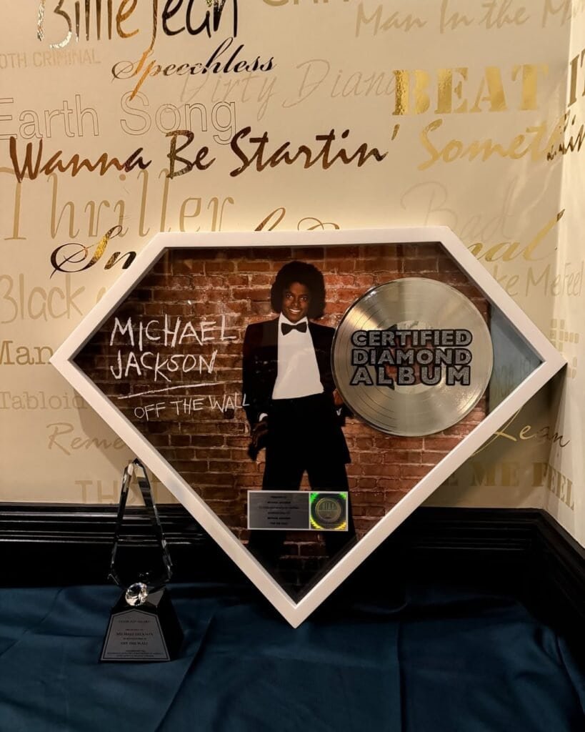 ‘Off-The-Wall-has-officially-been-certified-Diamond-by-the-RIAA-With-timeless-hits-like-Dont-819x1024 Michael Jackson ganha disco de diamante com “Off The Wall”