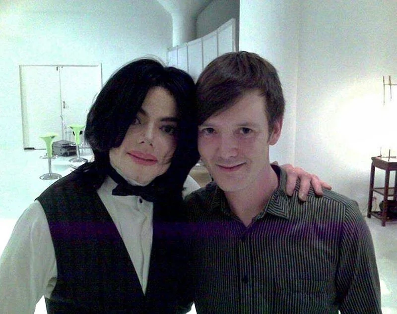 1Gx9tuqmpy3CUjxlmo6OK5Q-1 Bastidores com um maquiador na última sessão de fotos de Michael Jackson