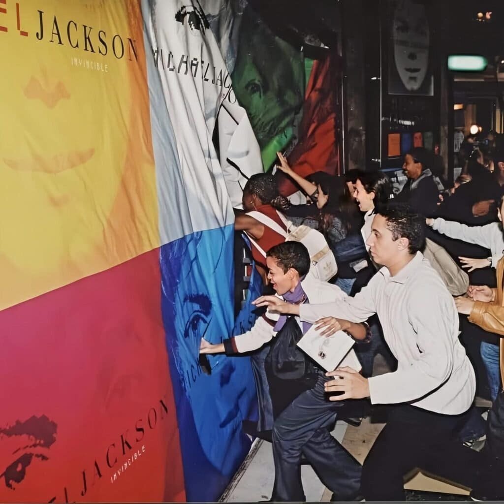 1_wHx4W23ro3bS9jm1UnvAZA-1024x1024 Quando milhões compravam Michael Jackson já no lançamento