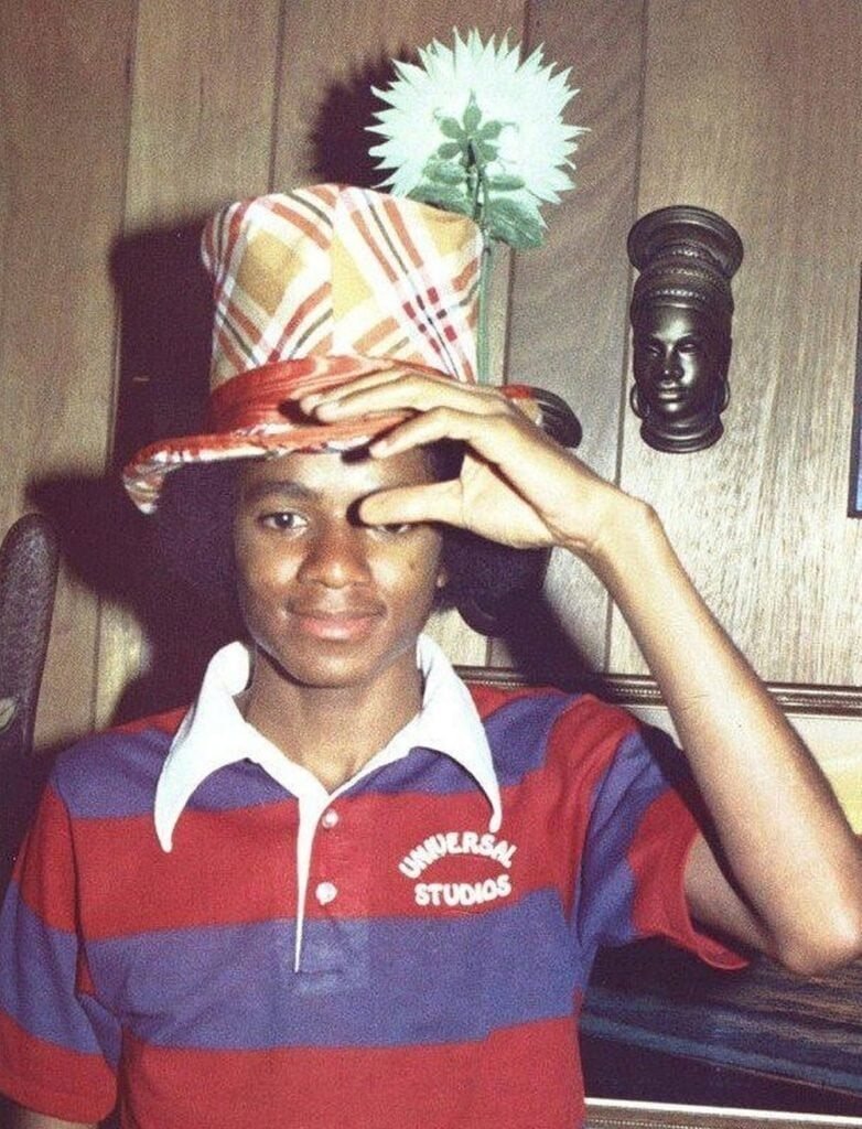 1uplHZEbjrox5Hz8Q-6TgHQ-782x1024 Michael Jackson e Chacrinha: a história secreta de um presente improvável