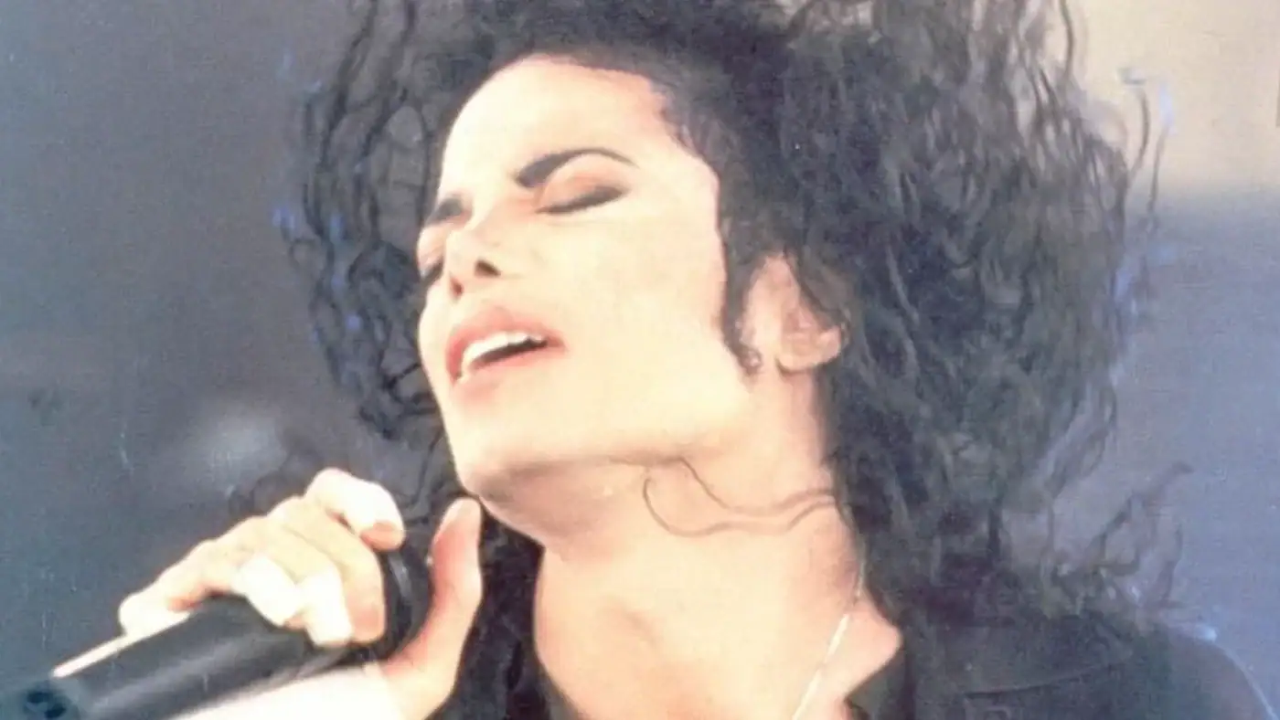 Michael Jackson no vídeo de "Give In To Me"