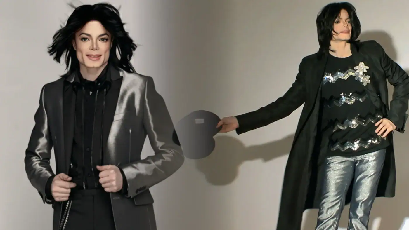 Michael Jackson posando para ensaio da revista Ebony em 2007, usando roupas prateadas e pretas com brilho, em frente a fundo neutro.