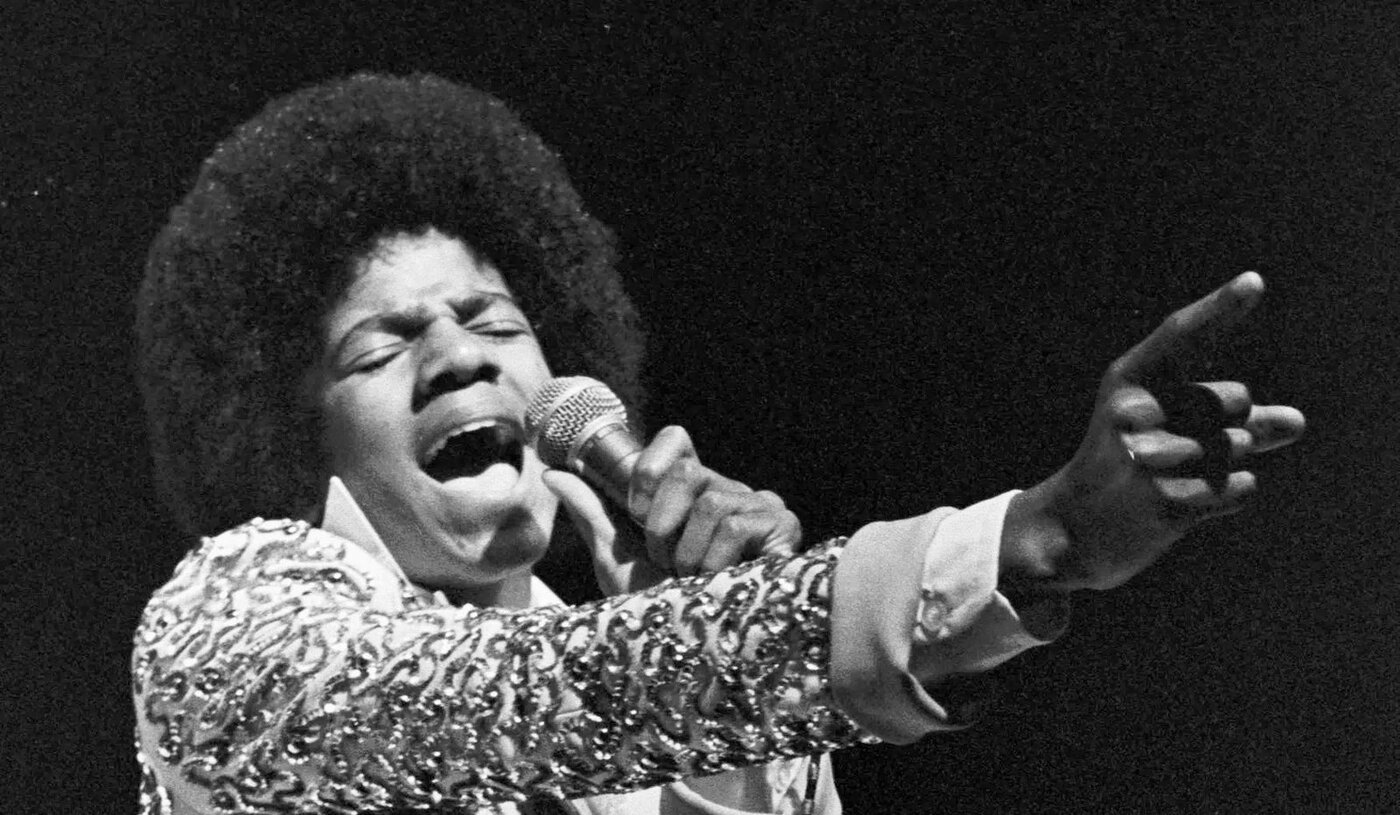 Fotos históricas revelam a primeira visita de Michael Jackson ao Brasil | 36305052 pop star michael jackson performs as lead singer of the jackson five in a file photo during