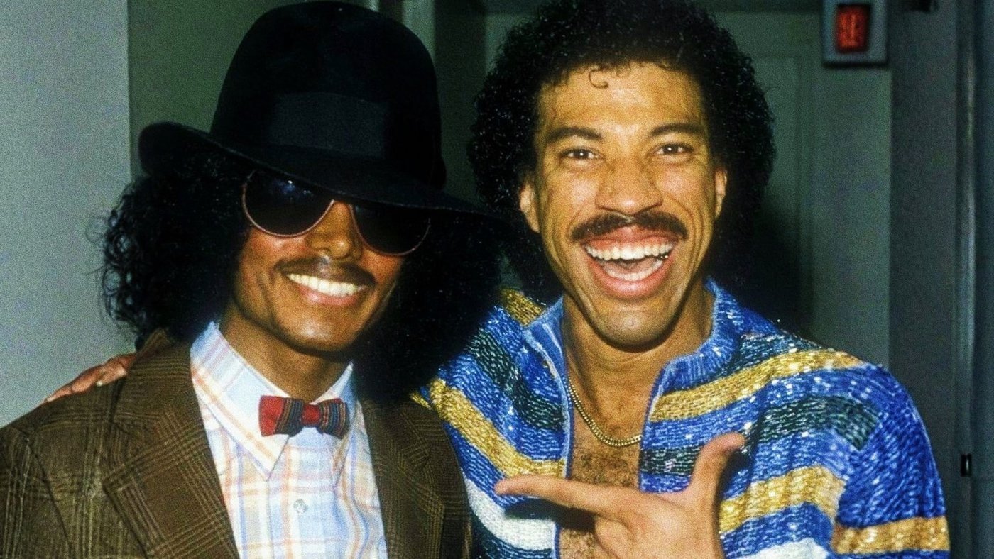 Michael Jackson em disfarce ao lado de Lionel Richie