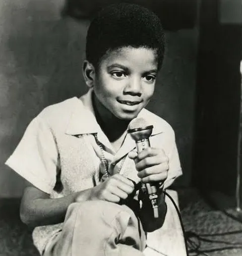 SaveClip.App_780771456_17904499011520484_2706587281292090476_n Antes da fama: uma foto inédita de Michael Jackson criança