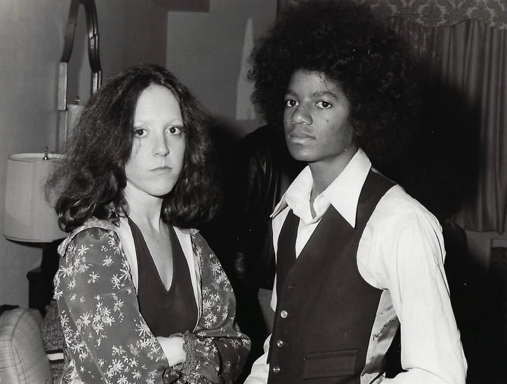 SnapInsta.to_540314405_17946027396046324_2185158729857810034_n-1024x777 Michael Jackson Além dos Palcos: Um Retrato Íntimo