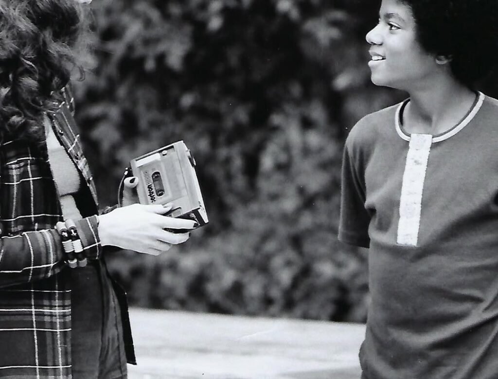 SnapInsta.to_541068940_17946027387046324_6938777380438136244_n-1024x780 Michael Jackson Além dos Palcos: Um Retrato Íntimo