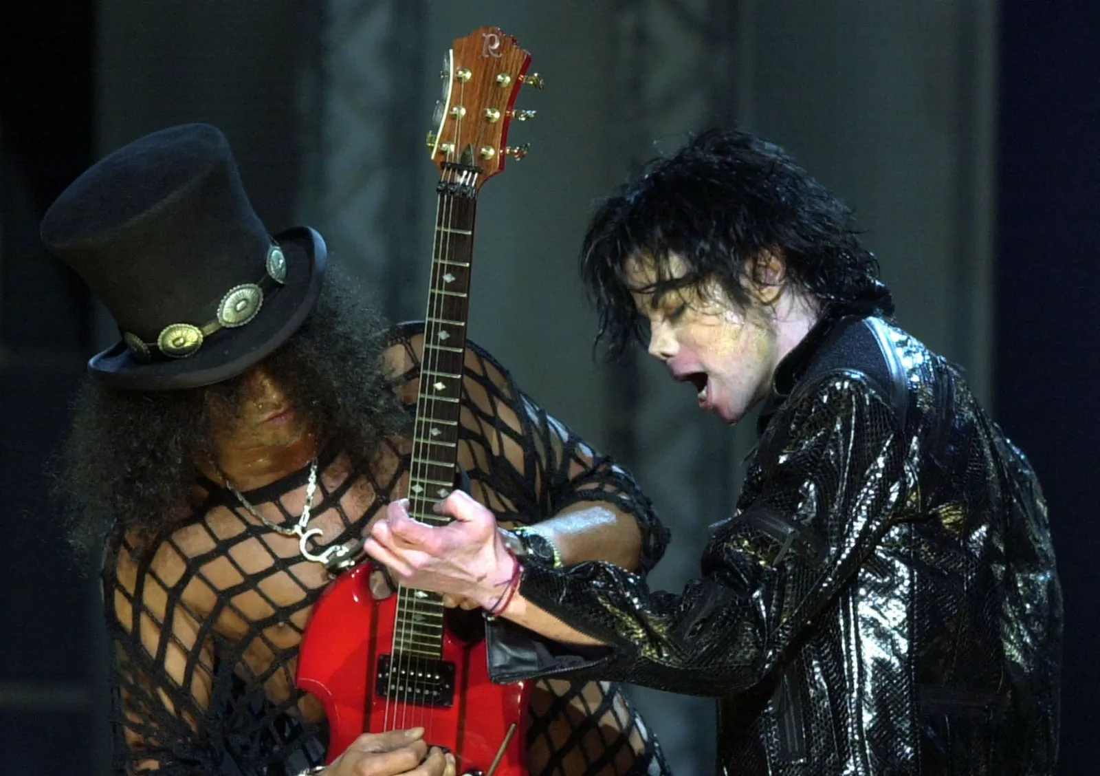gettyimages-81803314-2048x2048-1-scaled O dia em que Slash quase morreu ao lado de Michael Jackson no palco